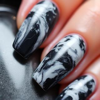 Nail art marbré en noir et blanc avec des touches de couleur